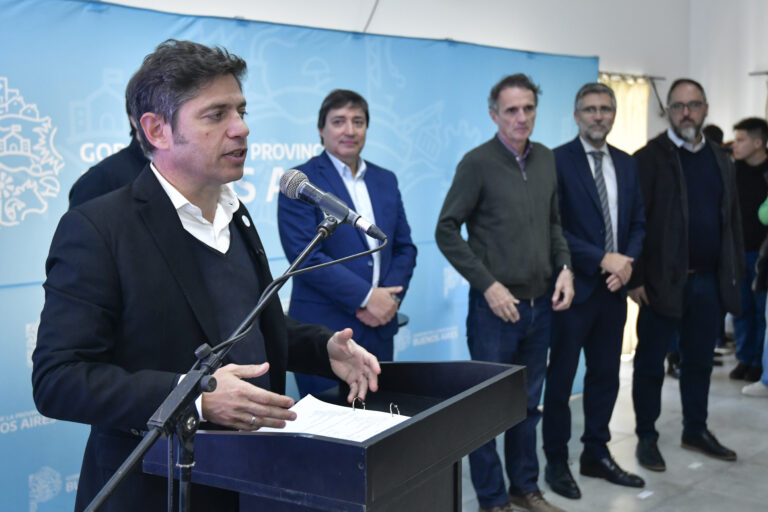 Kicillof inauguró un gasoducto en Daireaux y entregó patrulleros, una ambulancia y escrituras