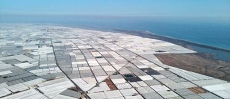 La construcción más visible desde el espacio está en el árido paisaje de Almería, España