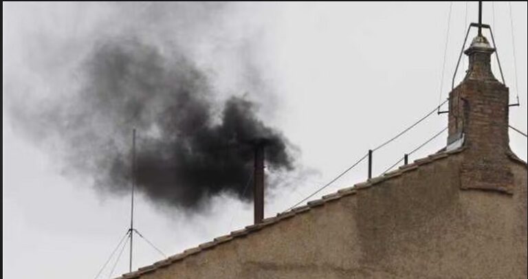 Cónclave en marcha: primera votación sin papa, hubo humo negro en el Vaticano