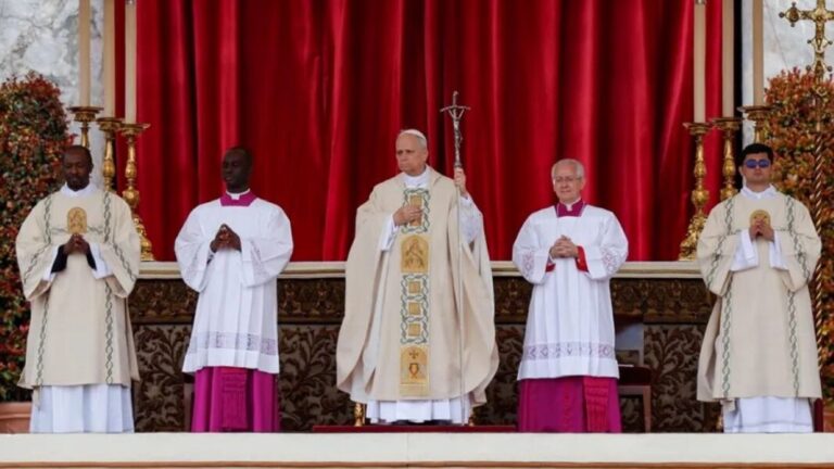 León XIV inicia su papado con un llamado a la unidad y al servicio con un grito universal: “Es la hora del amor”: