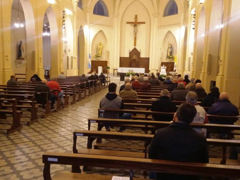 Con tres nuevos integrantes sesenta ‘Madrugadores del 9’ rezaron el Rosario en la Catedral