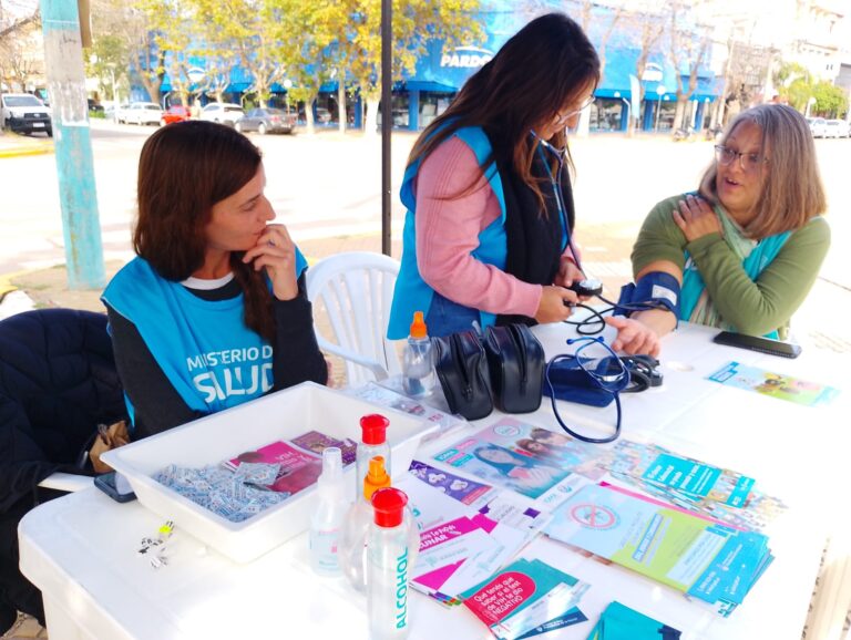 Controles gratuitos de presión arterial en Plaza Belgrano: una iniciativa semanal de salud a la comunidad