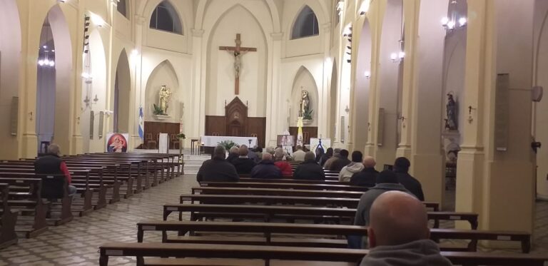 Oración y fe: una nueva jornada de los ‘Madrugadores del 9’ en la Catedral de Nueve de Julio