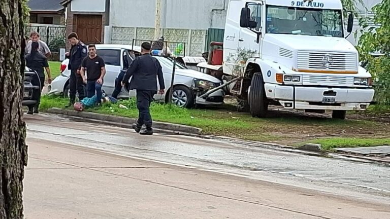 Automovilista de Los Toldos embistió a un ciclista, huyó al ver a la Policia y terminó chocando un camión