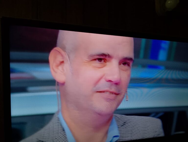 El médico nuevejuliense Juan José Belloni ganó en “Los 8 Escalones” y se llevó un dibujo de Nik en vivo