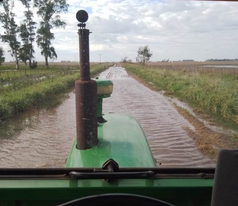 Vecinos rurales piden obras por camino inundado cerca de Facundo Quiroga