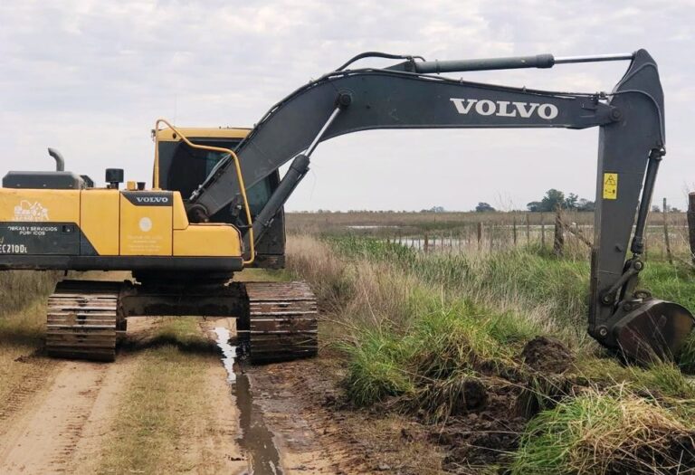 Continúan trabajando en la reconstrucción de caminos