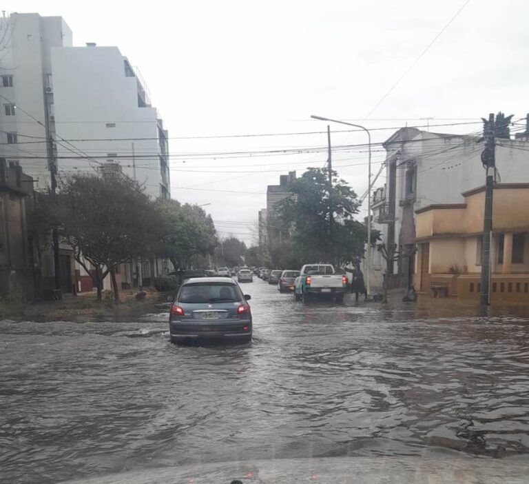 Fuertes lluvias anegan calles en Nueve de Julio