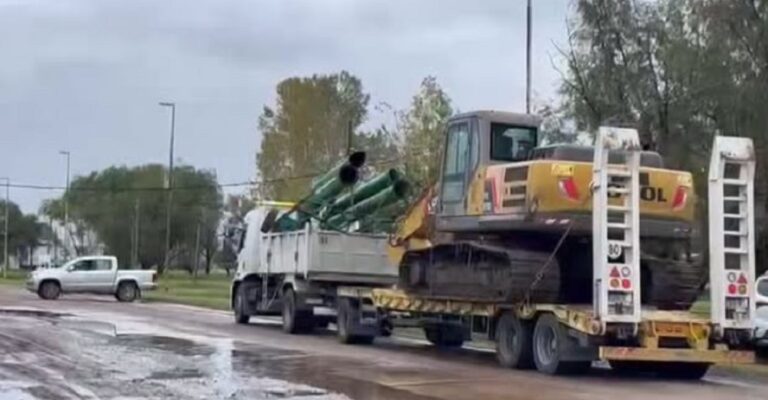 Lucha contra la emergencia hídrica: rápida respuesta a una gestión de la Intendente Gentile y recibió una retroexcavadora enviada por la Provincia