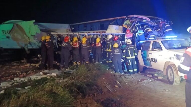 Tragedia en la ruta 3: cuatro muertos y 20 heridos en un choque frontal entre un micro y un camión