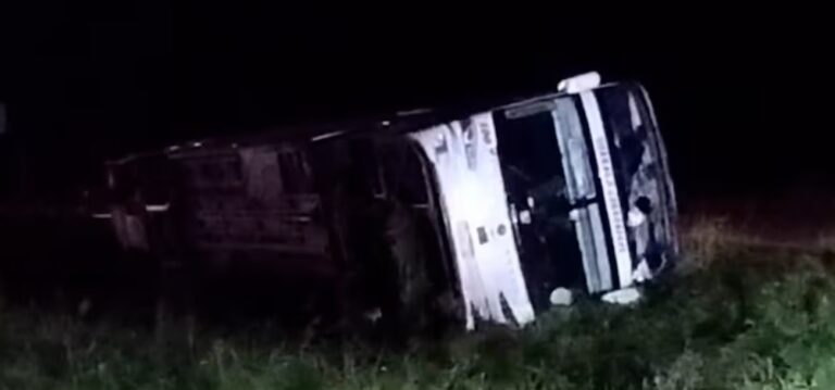 Volcó un micro en la Ruta 8 a la altura de Capitán Sarmiento: más de 50 pasajeros fueron hospitalizados