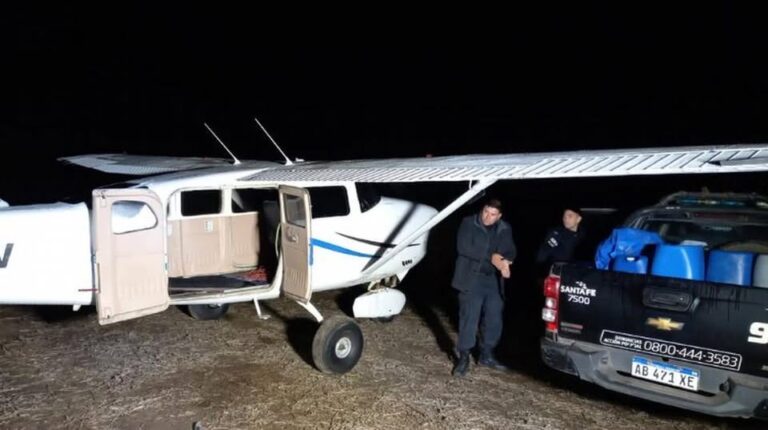 Misterio en el cielo santafesino: hallan avión abandonado con dólares, tecnología Starlink y municiones