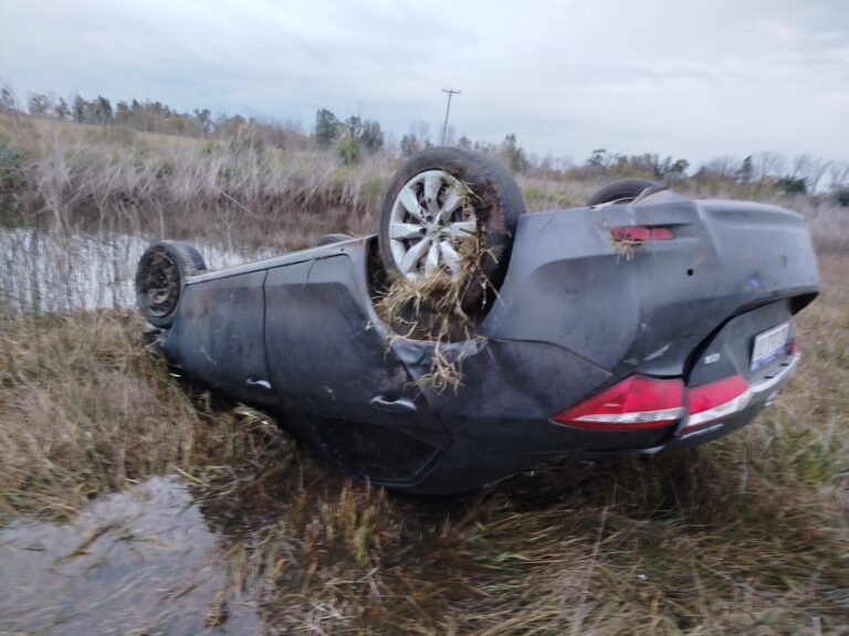 Vuelco en Ruta 5: un auto terminó en una cuneta con las ruedas hacia arriba, pero el conductor salió ileso