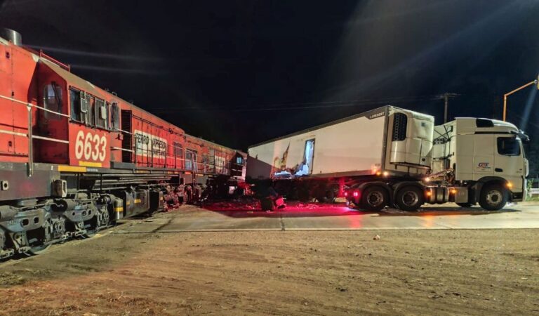 Choque entre tren y camión en Ruta Nacional 5, a la altura de Catriló