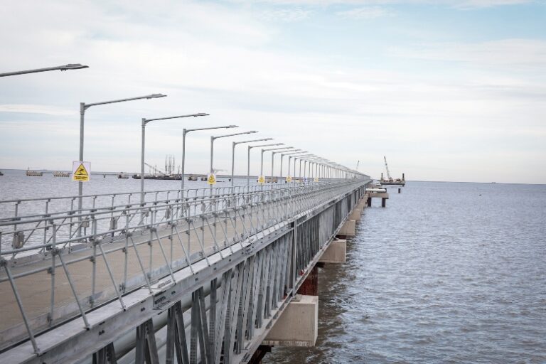 Inauguran en Coronel Rosales una megaobra que duplicará la capacidad de movilizar petróleo