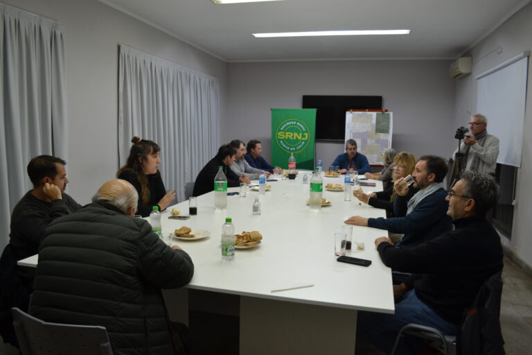 La Sociedad Rural de Nueve de Julio celebró el Día del Periodista y propone planificación y continuidad en los caminos rurales