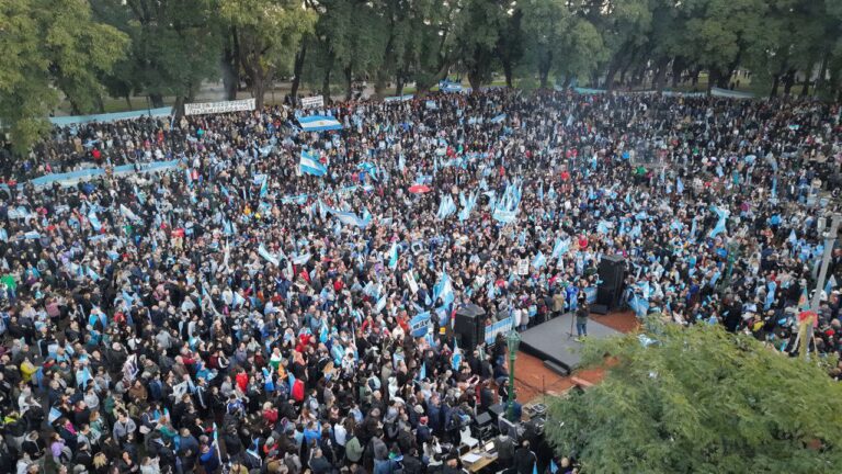 Cristina Fernández reapareció con un mensaje desde Parque Lezama: dejó un saludo por el Día de la Bandera con críticas a Milei y cuestionamientos a Bullrich