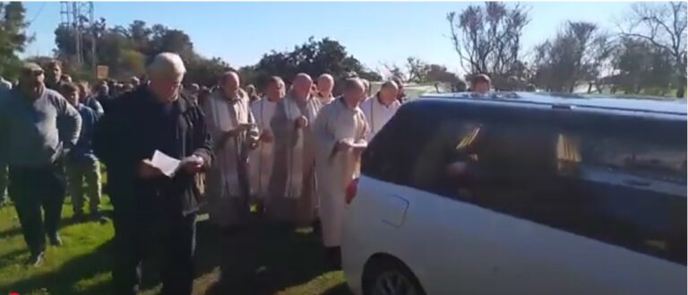 Descansa en su tierra: El Padre Mamerto Menapace fue sepultado en el cementerio del Monasterio de Los Toldos