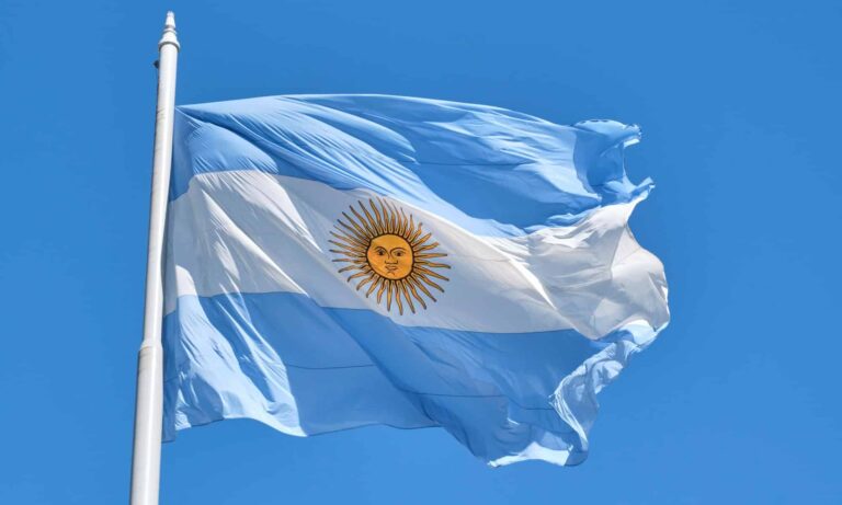 Los colores de la Patria: el azul y blanco como símbolo, estrategia y legado de Belgrano