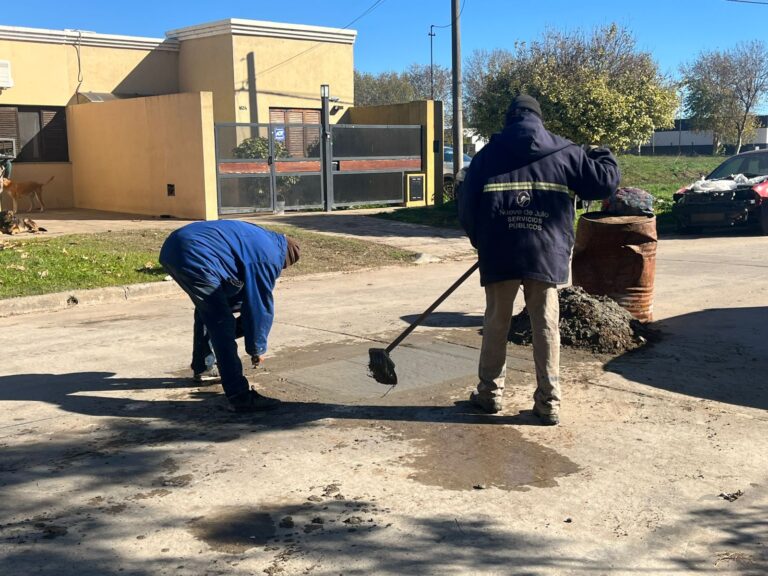 Se realizan tareas de reparación vial en la intersección de Levalle y Gardel