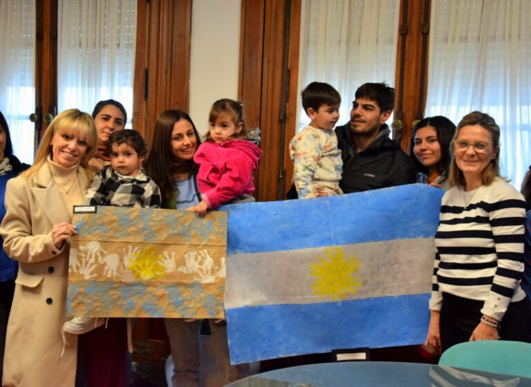 Día de la Bandera: los más pequeños rindieron homenaje en el Municipio