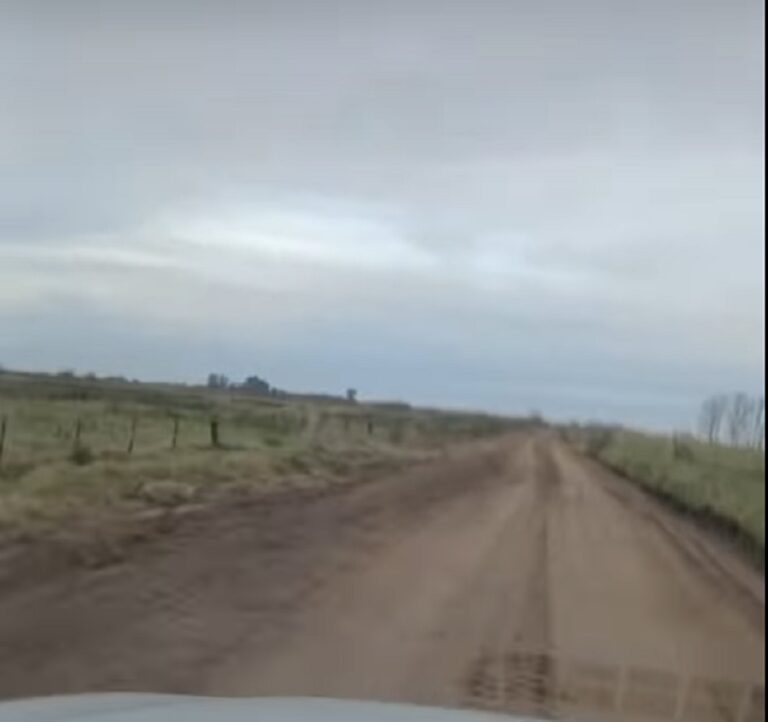 Dos caras del mismo distrito: caminos rurales transitables y otros convertidos en ríos por el agua acumulada