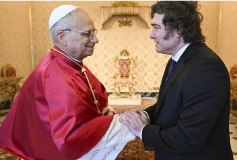 León XIV confirmó a Milei que viajará a la Argentina en una audiencia en el Vaticano