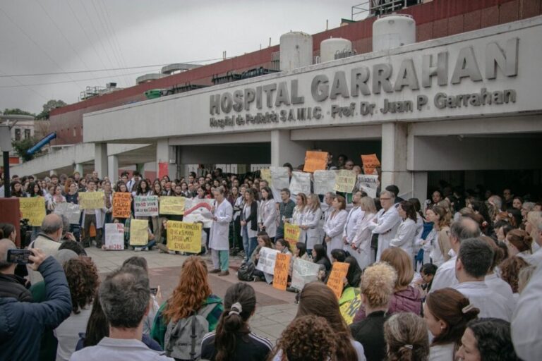 El Garrahan entra en paro por tiempo indeterminado y se extiende el reclamo en el Hospital Posadas