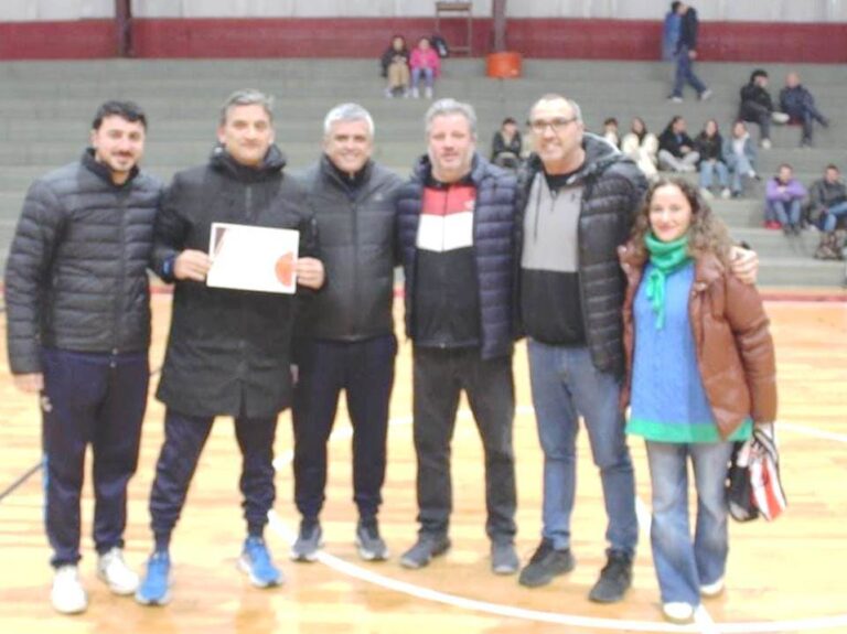 Racing visitó Atlético en una noche de básquet y homenajes: emotivo reconocimiento a “Cholo” Martirena