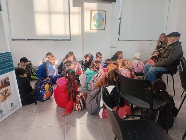 Roberto Castro sigue llevando las raíces nuevejulienses a las Escuelas del distrito