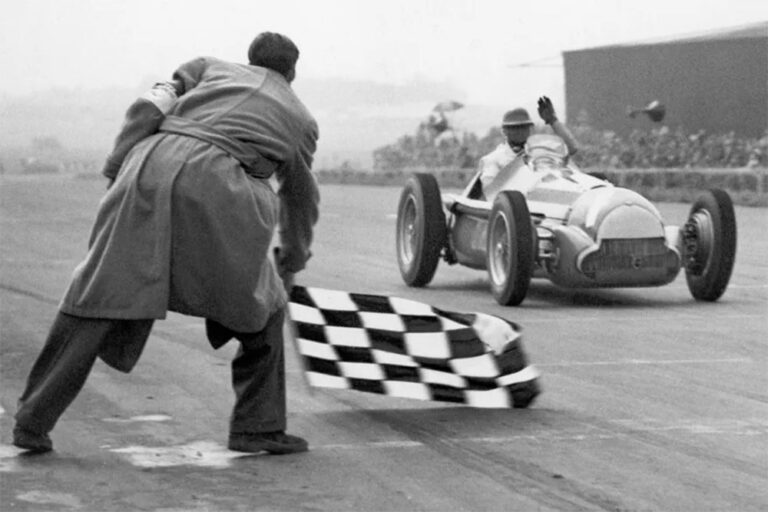 Homenaje a Juan Manuel Fangio en el día nacional del automovilismo deportivo