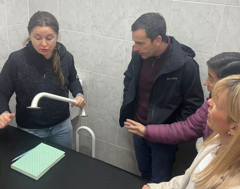 La Municipalidad y el Consejo Escolar entregaron equipamiento adaptado a escuelas del distrito