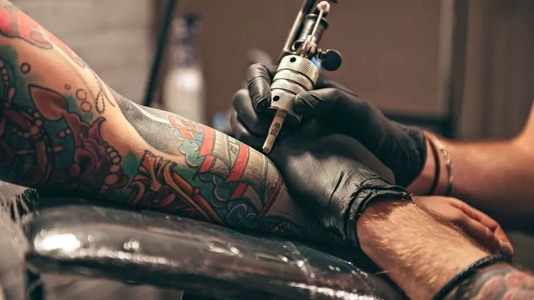 “Celebración del arte corporal: Día internacional del tatuaje”