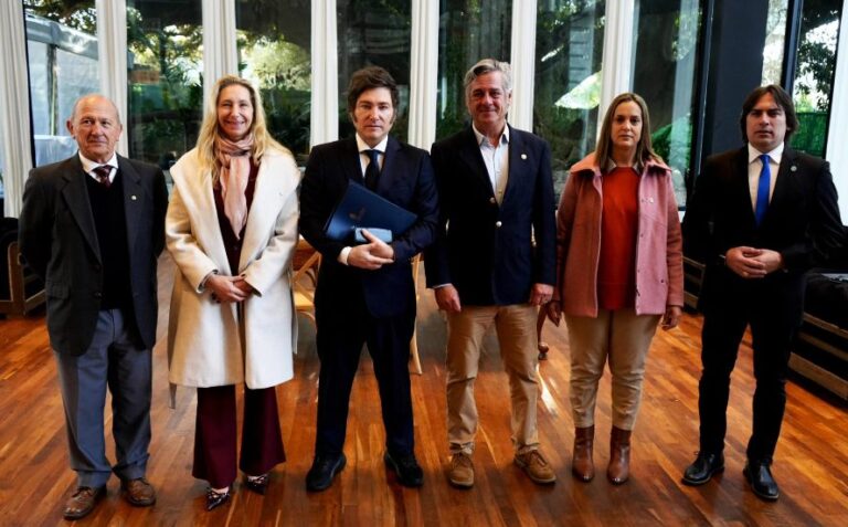 Javier Milei se comprometió a eliminar las retenciones al campo, pero sin definir plazos