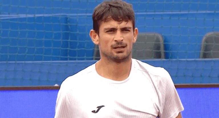 Mariano Navone juega ante Francisco Cerúndolo en el Rio Open