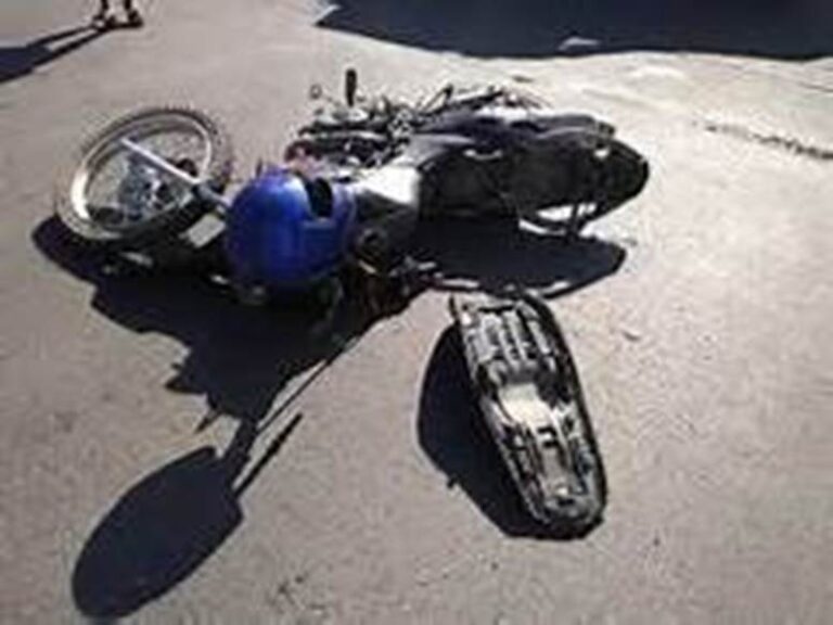 Helada peligrosa: varios motociclistas cayeron por el hielo en Avda. San Martín y Corrientes cerca de una escuela infantil