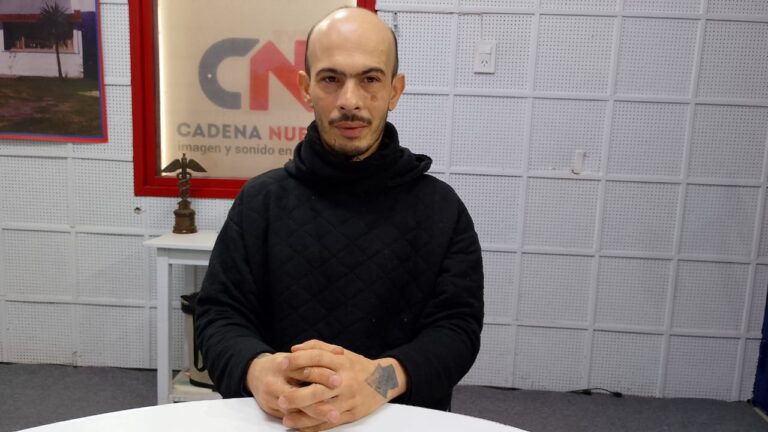 Emanuel Anzorena presenta su muestra “El arte como medio” en la Terminal de Ómnibus