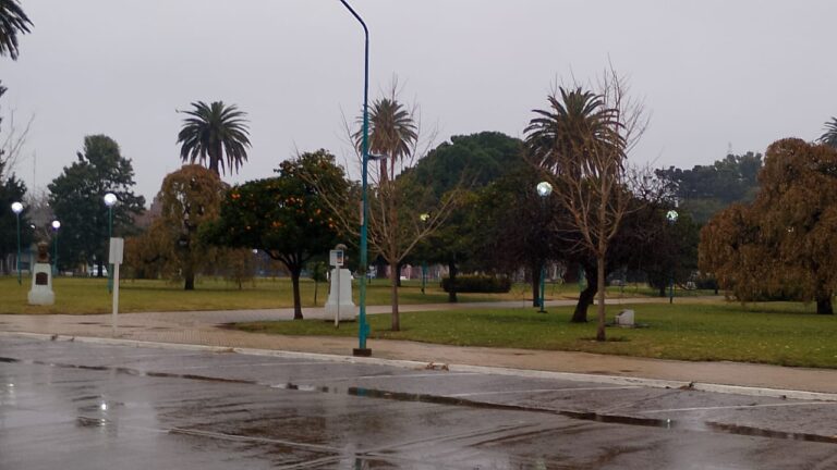 Lloviznas persistentes tras un amanecer gris en la ciudad
