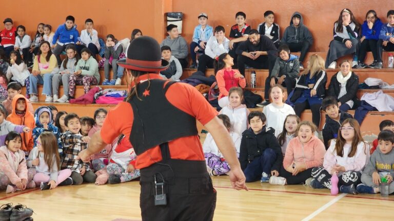 Matías Berzel, “El Gran Beker”, llega a Nueve de Julio con su magia para toda la familia