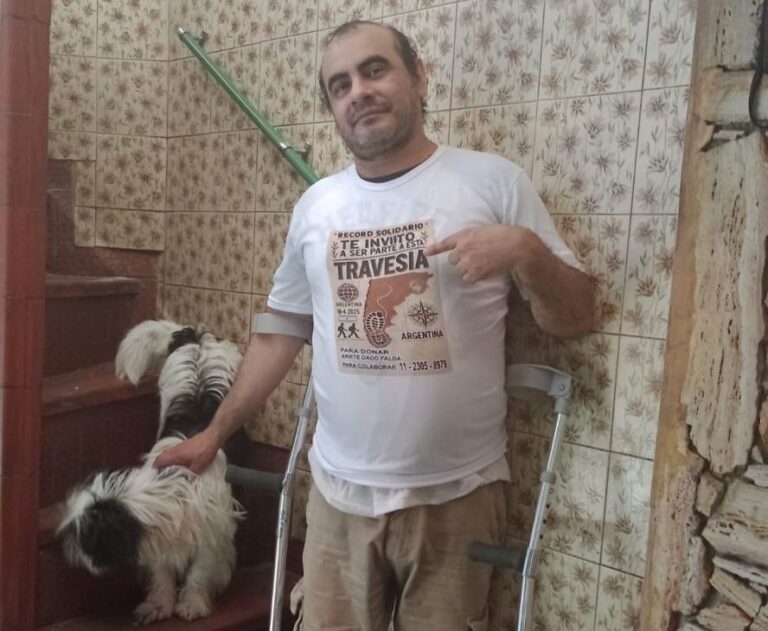Claudio Ibarra, el hombre que desafía sus límites: caminará 500 km para volver a caminar y ayudar a su escuela incendiada