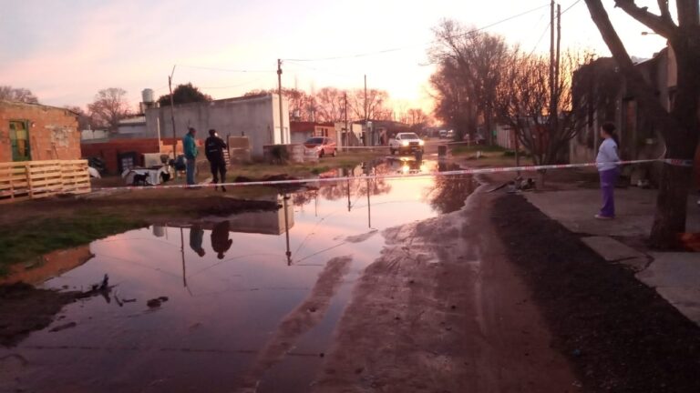 Intento de conexión clandestina causa rotura de caño maestro inundando calle Rojas