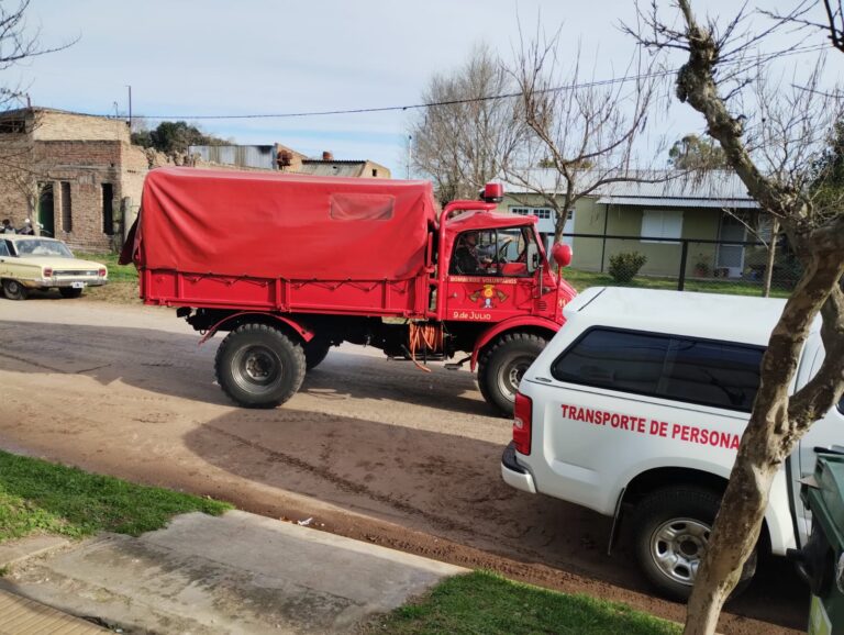 Rescataron a un matrimonio y una niña aislados por el agua en un campo cercano a Morea