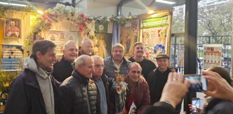 Madrugadores del 9 rezaron el Rosario en la Rural de Palermo con la presencia de Monseñor Torrado Mosconi