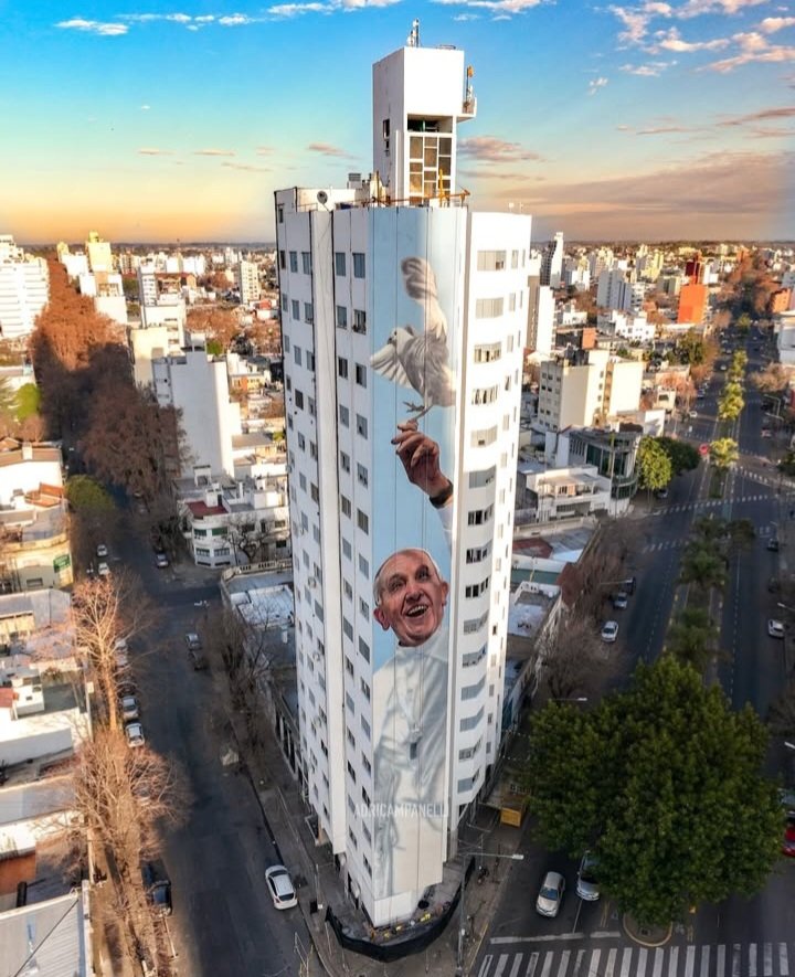 Inauguración del mural gigante del Papa Francisco en La Plata