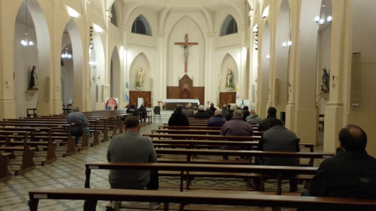 Encuentro de fe y fraternidad: 35 varones rezaron el Rosario en la Catedral