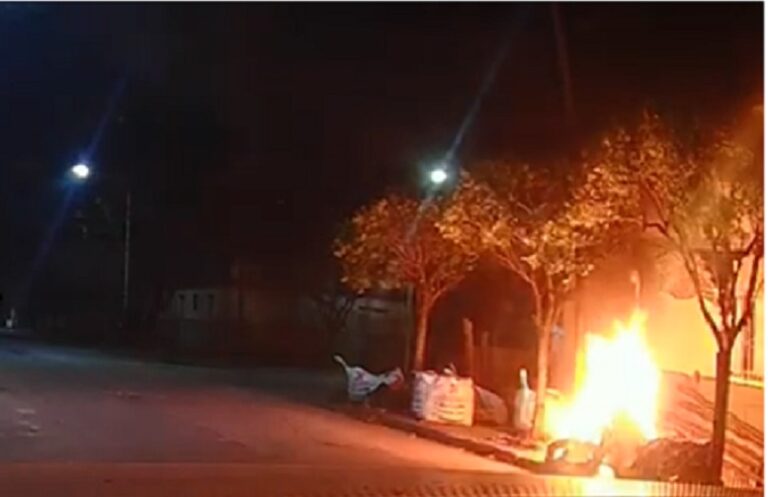 Vandalismo en Nueve de Julio: tres jóvenes prendieron fuego un baño químico en la vía pública
