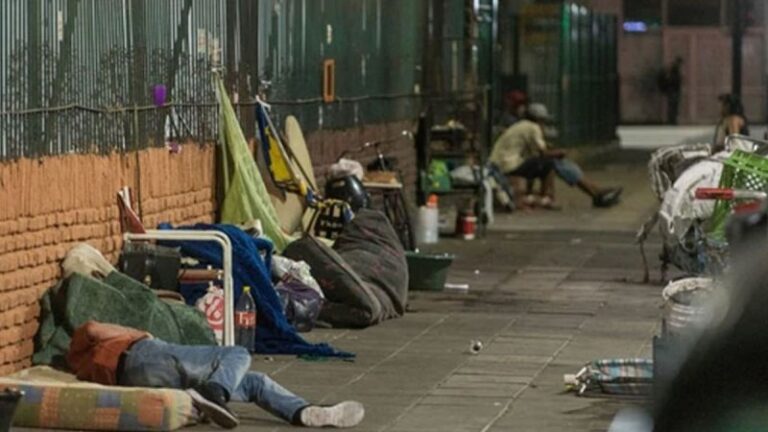Dónde comer, ducharse y dormir para los que están en situación de calle en CABA