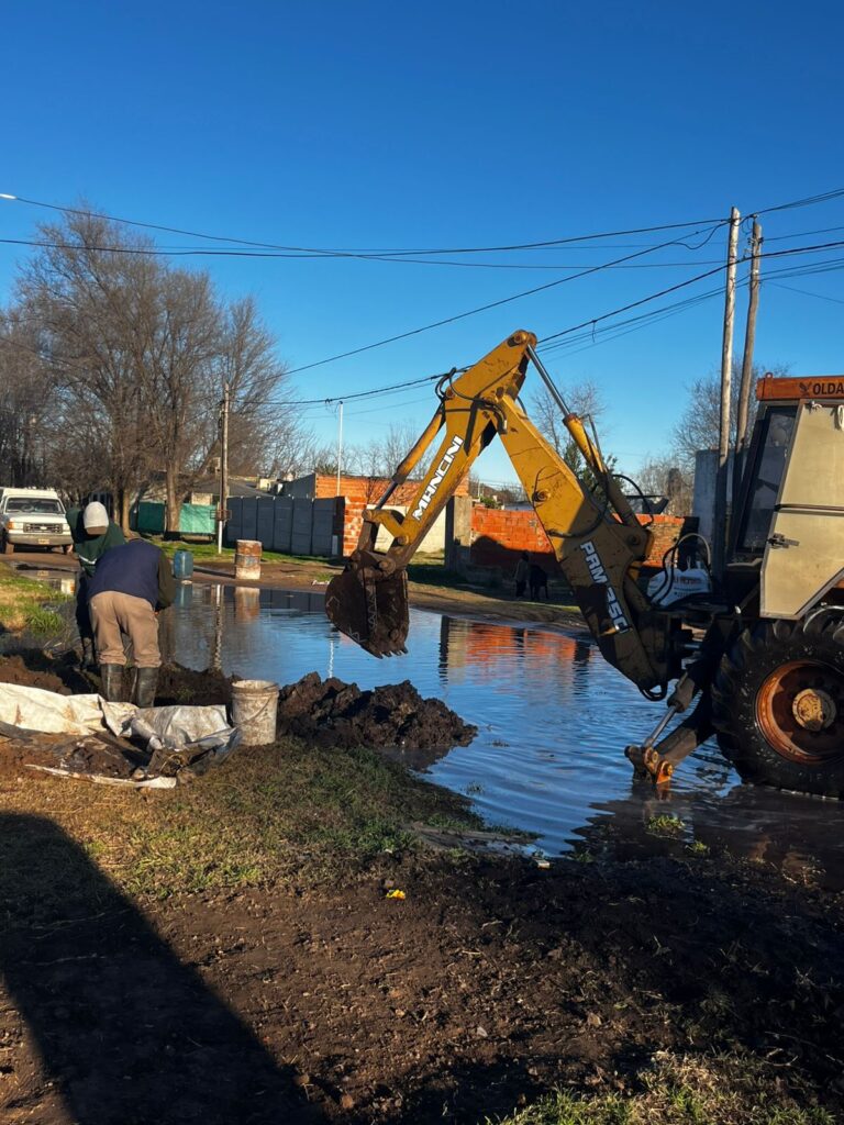 Solucionado el desborde de agua en Barrios Unidos: vecino provocó rotura de caño maestro