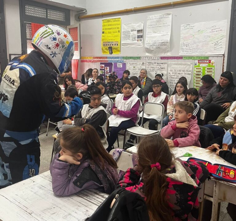 El “Piloto Tango” ofreció charlas en escuelas de Nueve de Julio sobre seguridad vial