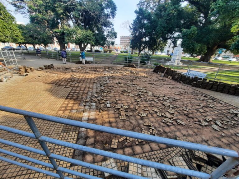 Se repara un sector de plaza Belgrano